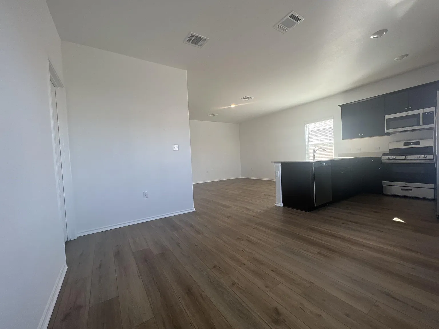 3 bed, 2.0 bath, 1217 sqft, $2,105 — Photo 4