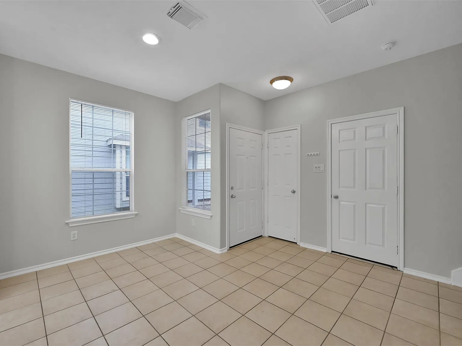3 bed, 2.5 bath, 1512 sqft, $1,800 — Photo 4