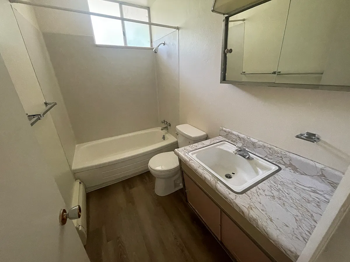 Building Photo - 2655 Mapleton Ave #201