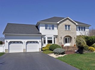 4 Cedar Ridge Ct, Manalapan, NJ 07726