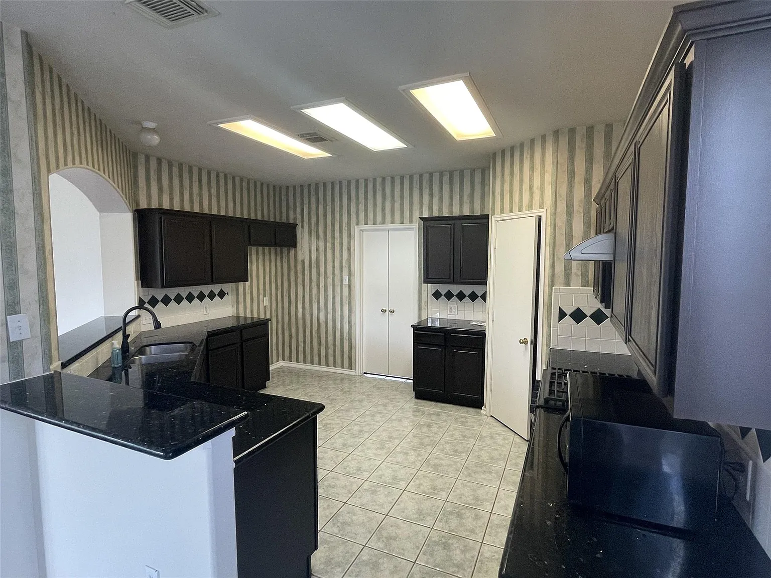 4 bed, 2.5 bath, 2907 sqft, $2,200 — Photo 4