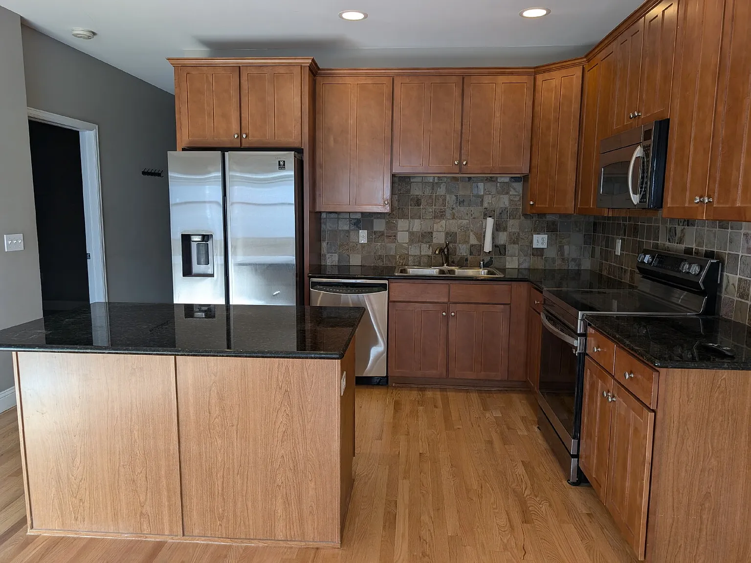 2 bed, 1.0 bath, 829 sqft, $1,995 — Photo 3