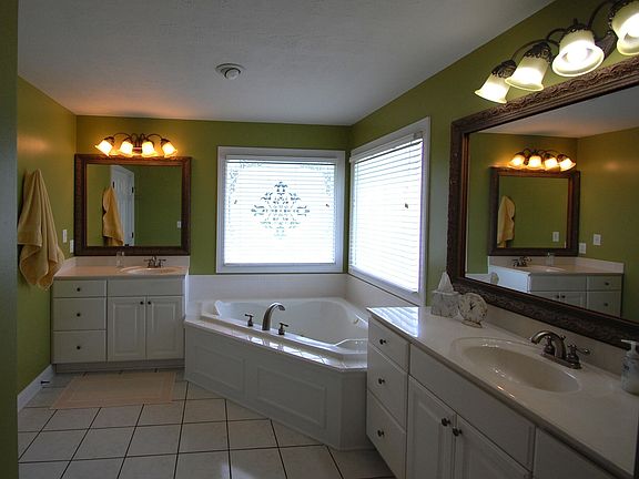 5th image of 4 White Pine Pl