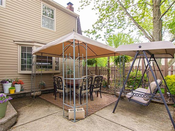 5th image of 32617 Greenwood Dr