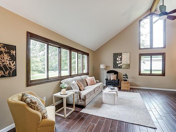 4th image of 2655 Greentree Ct