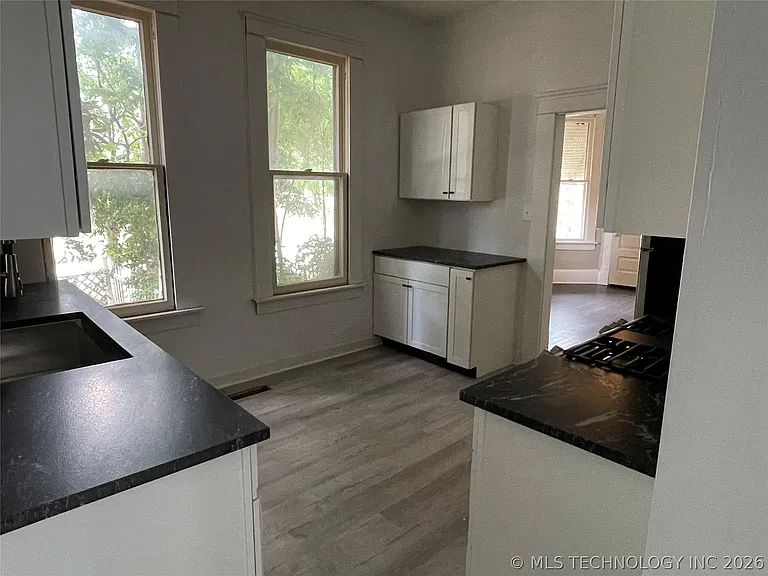 1347 S Florence Ave — Photo 9