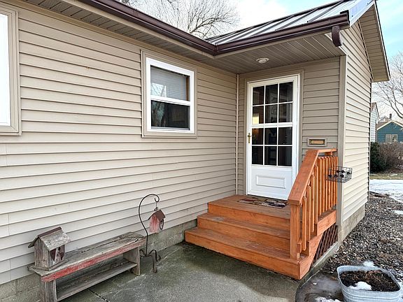 2nd image of 706 E Chestnut St