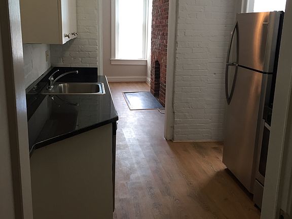 3rd image of 412 Warren Cres APT 4