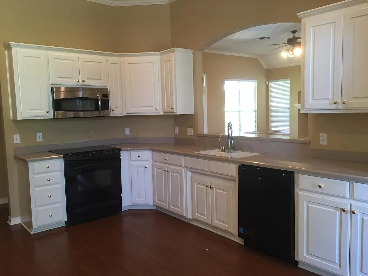 3 bed, 2118 sqft, $2,400 — Photo 2