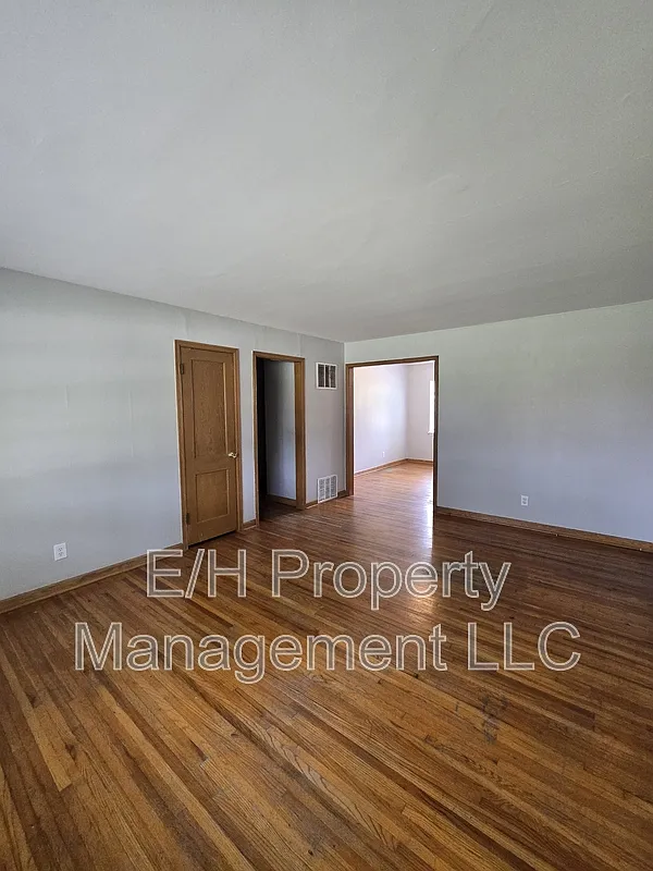 2 bed, 1.0 bath, 719 sqft, $695 — Photo 2