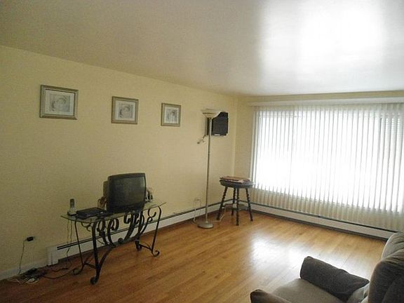 3rd image of 342 Luella Ave #2