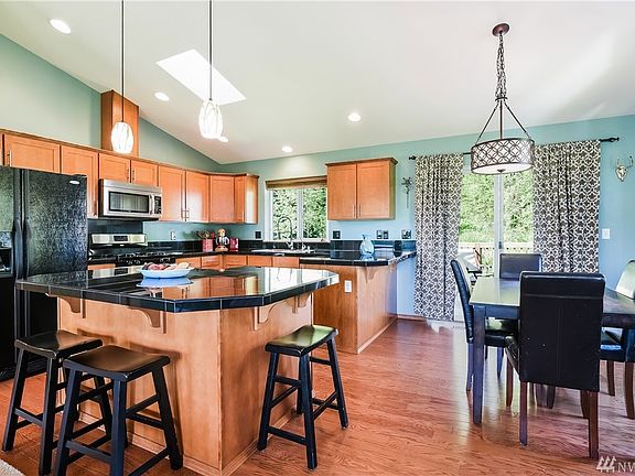 Kitchen w/ dining area