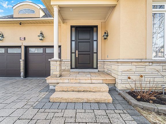 5th image of 29 Fontainebleu Rd