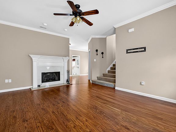 3rd image of 124 Warwick Cir