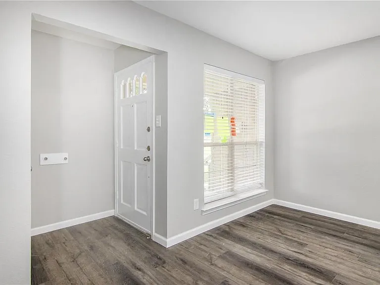 2808 Golfing Green Dr — Photo 3