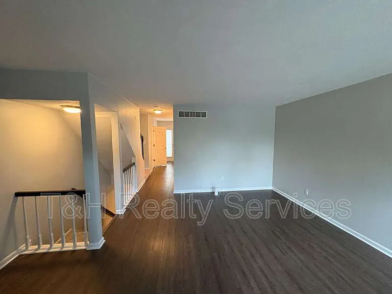 516 Lockerbie Cir N — Photo 7