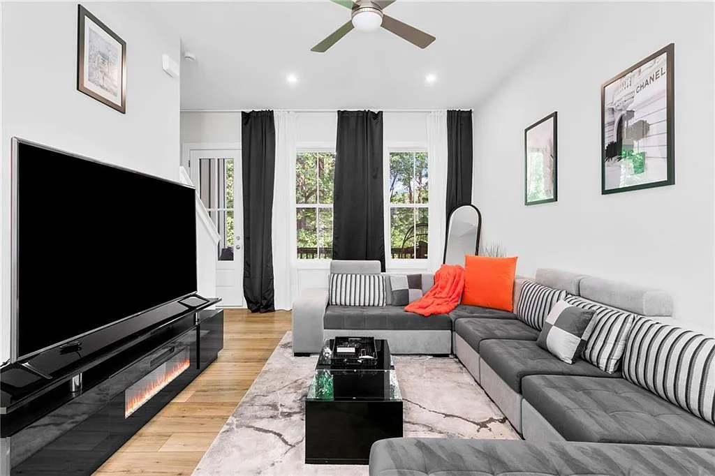 2 bed, 2.0 bath, 1104 sqft, $2,700 — Photo 3