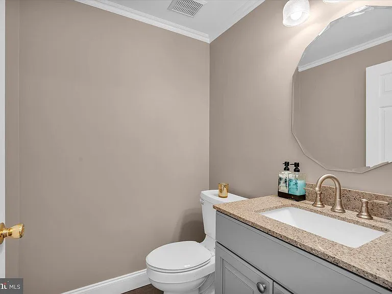 1202 Champlain Dr — Photo 15