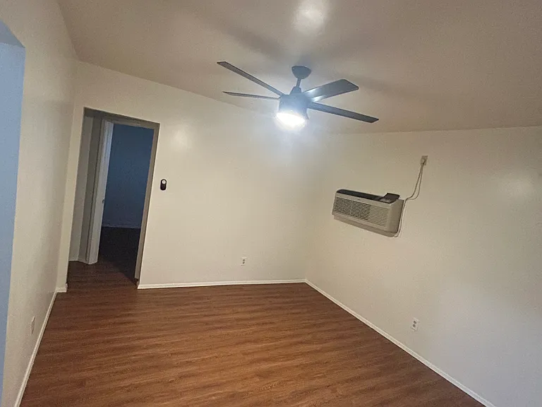 212 1/2 E Maple Ave #C — Photo 2
