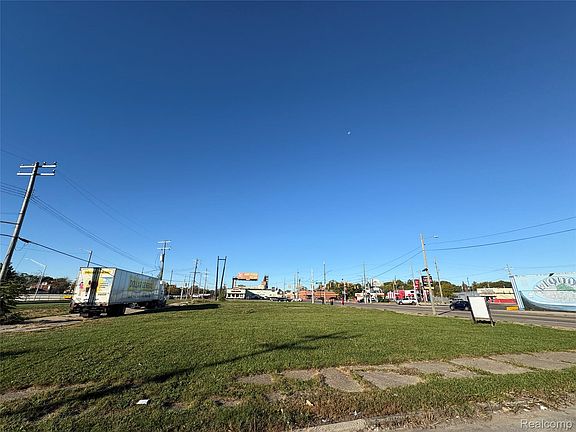 4th image of 14438 Harper Ave