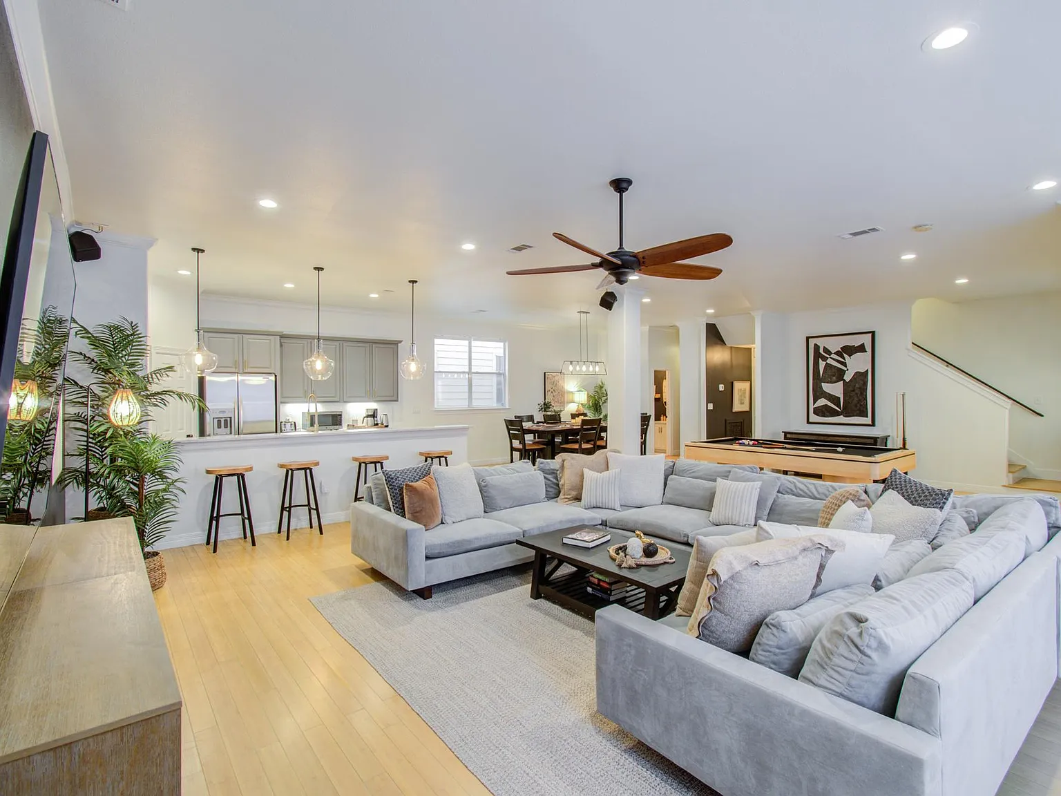 3 bed, 3.5 bath, 3203 sqft, $8,000 — Photo 2