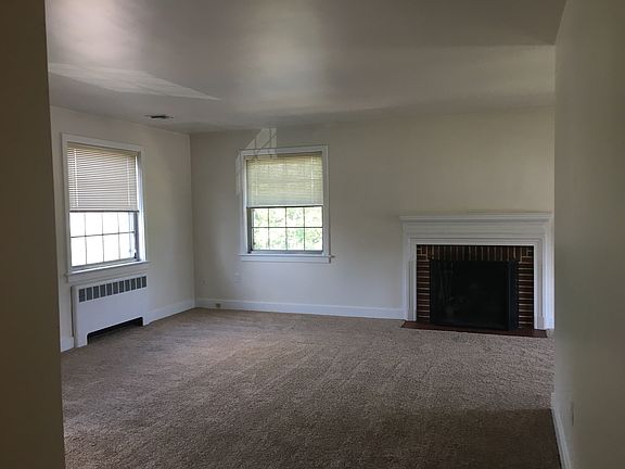 2nd image of 1595 E Market St
