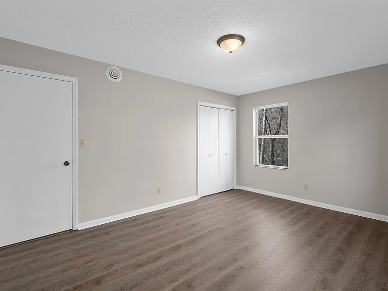 Sunset Manor Apartments — Photo 28