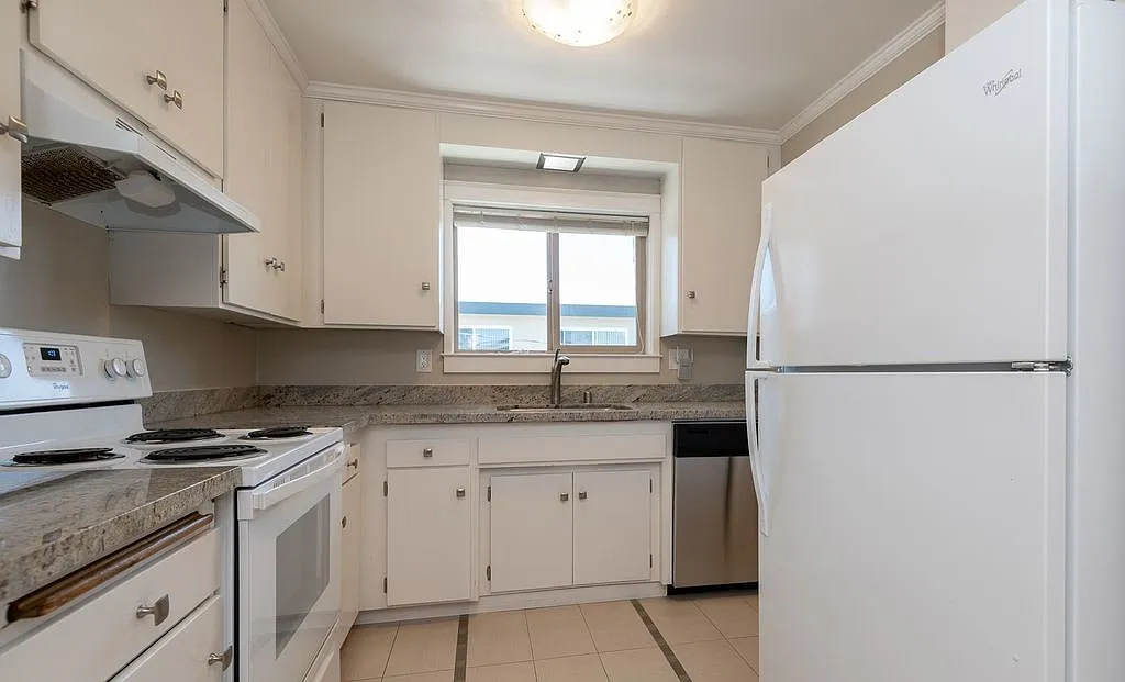 Manzanita Apartments — Photo 1