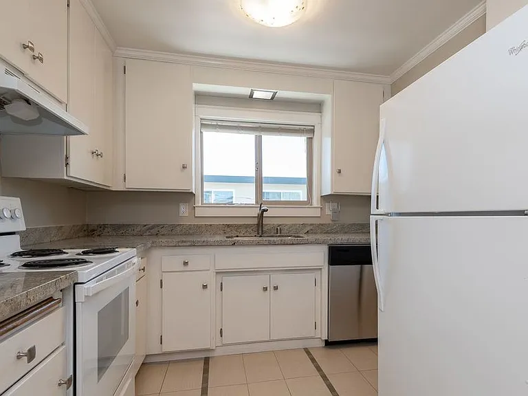 Manzanita Apartments — Photo 2