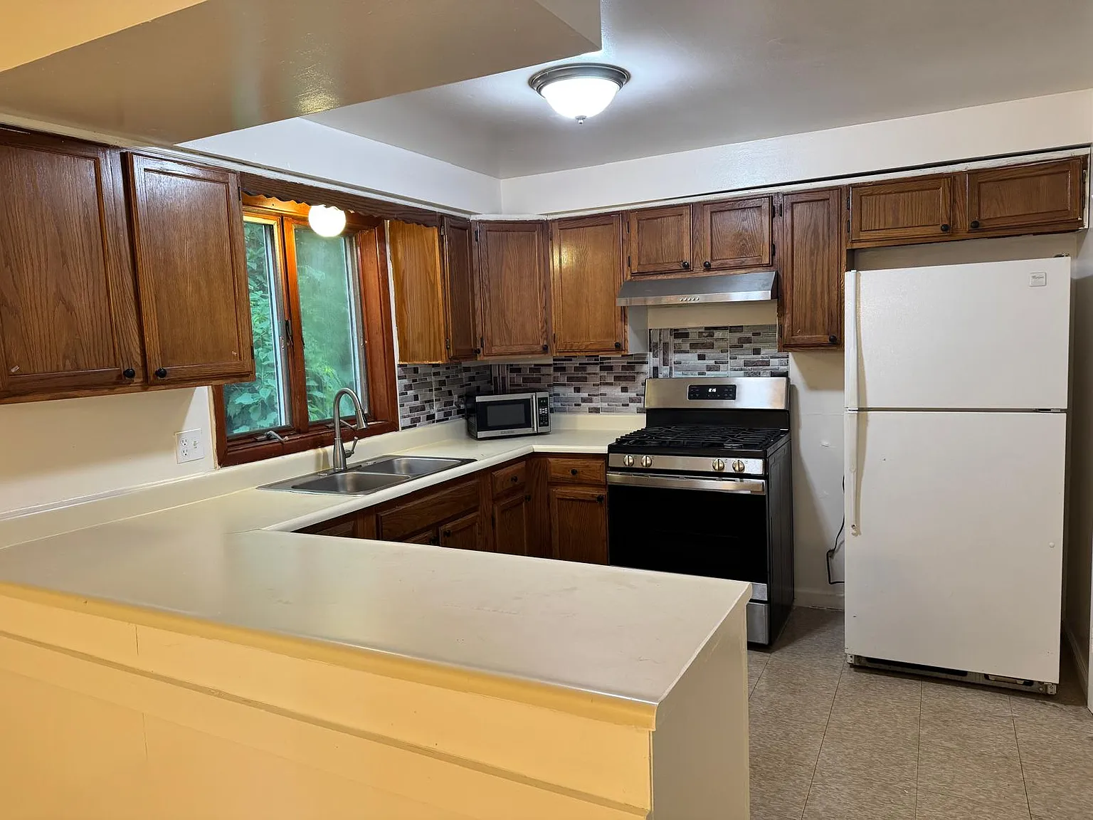 2 bed, 1.5 bath, 1250 sqft, $1,300 — Photo 2