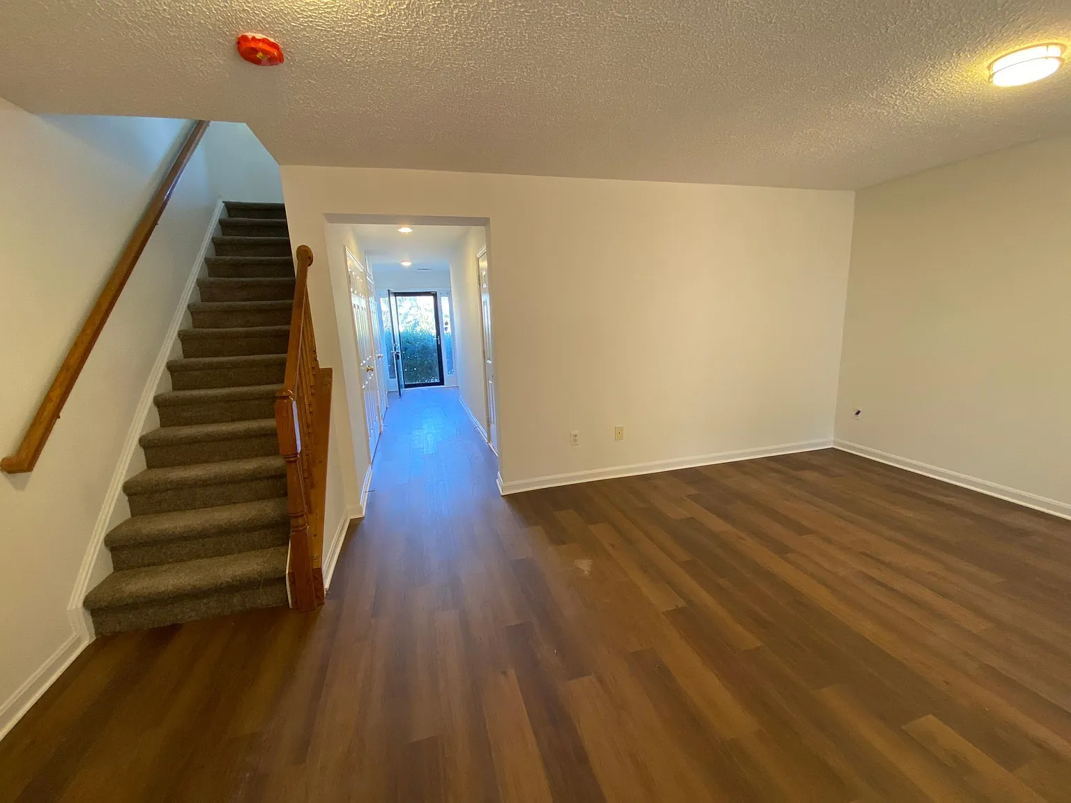 3 bed, 1888 sqft, $3,099 — Photo 3