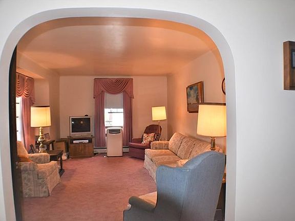 5th image of 211 Orchard Ave