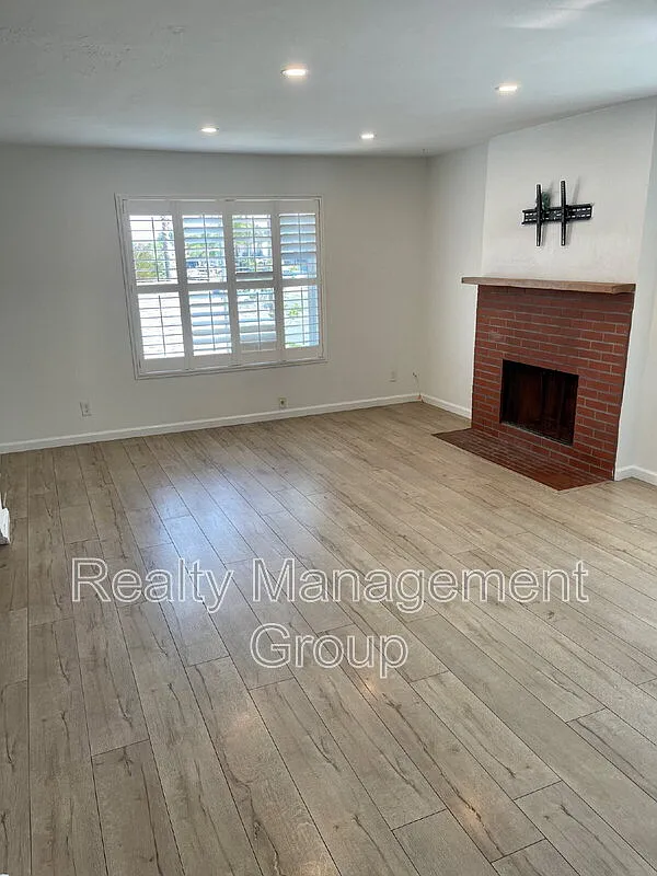 2 bed, 3.0 bath, 952 sqft, $2,990 — Photo 2