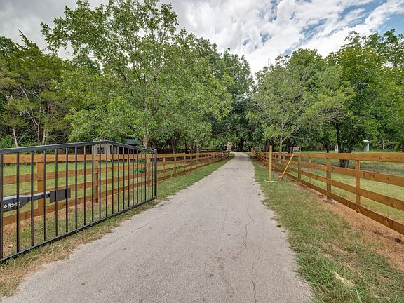 5th image of 1408 N Cedar Hill Rd