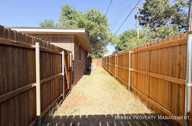 2113 S Loop 289 #B — Photo 16