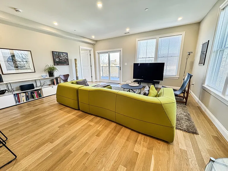 40 Waverly St #3 — Photo 3
