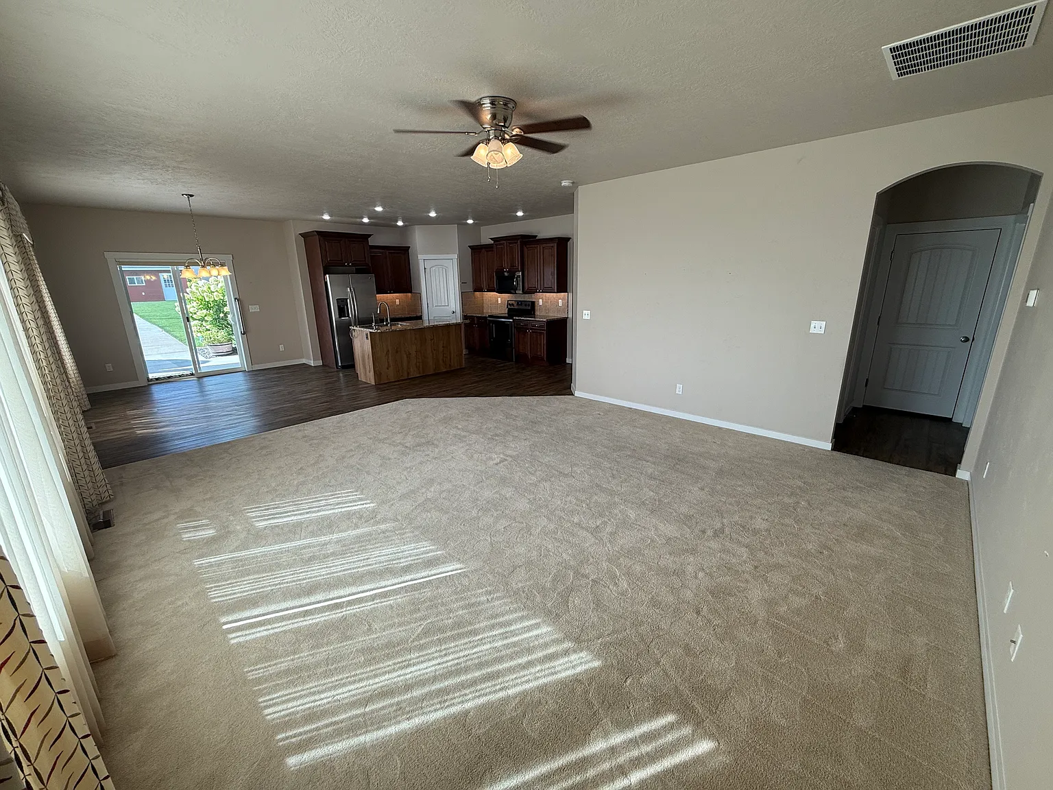 4 bed, 1853 sqft, $3,200 — Photo 4