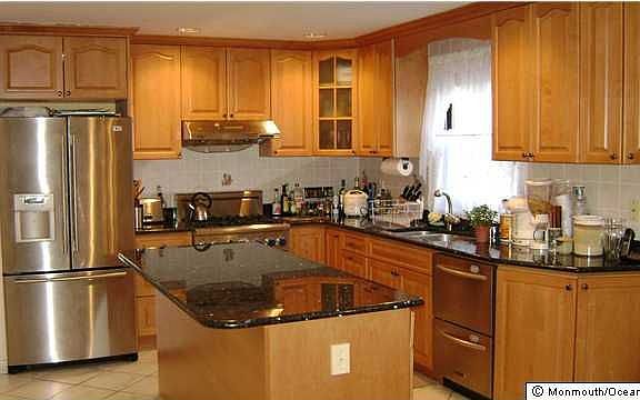 Beautiful eat-in-kitchen