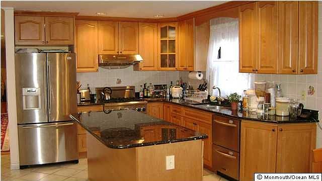 Beautiful eat-in-kitchen