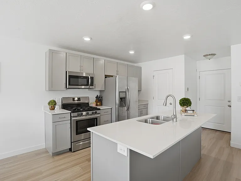 347 N Angus Dr — Photo 8
