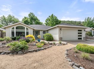 184 Meadow View Dr, Phoenix, OR 97535