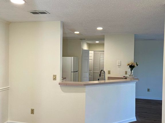 2nd image of 500 SANDIRON Circle #513