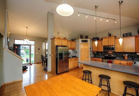 Nice size kitchen with large l shape breakfast bar!