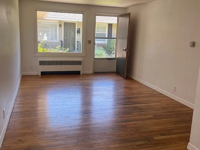 130 SW Canyon Dr #5 — Photo 4