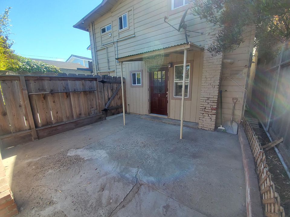 Private front patio (fenced)