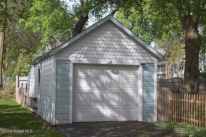 4th image of 522 Glen Avenue