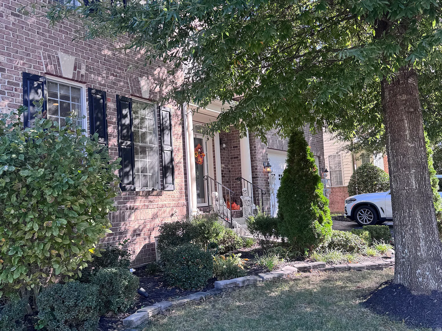 5 bed, 4.5 bath, 5637 sqft, $4,500 — Photo 1
