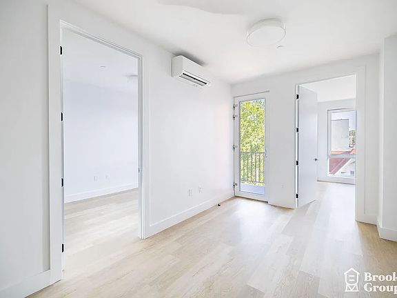 5th image of 3308 Glenwood Rd #25