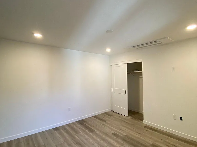 3570 Bennett Ave — Photo 32