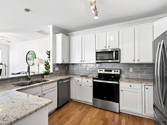 3rd image of 5415 Crescentview Pkwy